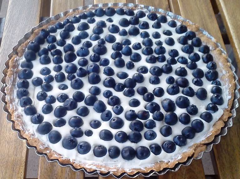 TARTA Z BIAŁĄ CZEKOLADĄ I BORÓWKAMI