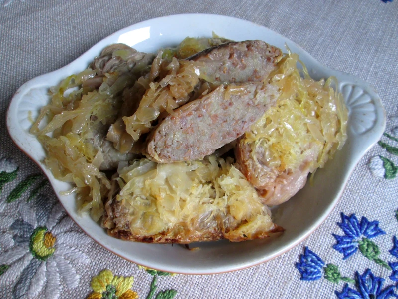 Gołąbki ziemniaczane pieczone na kapuście kiszonej