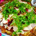 Pizza chlebowa z patelni – sposób na pozbycie się resztek z lodówki