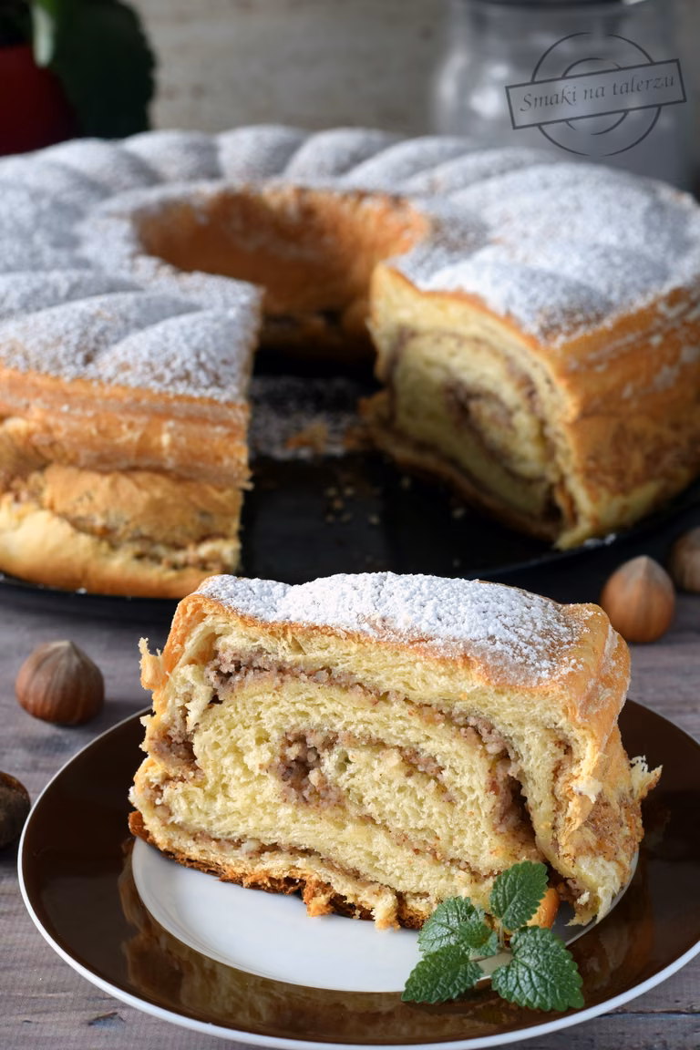 Drożdżowa babka z orzechowym nadzieniem