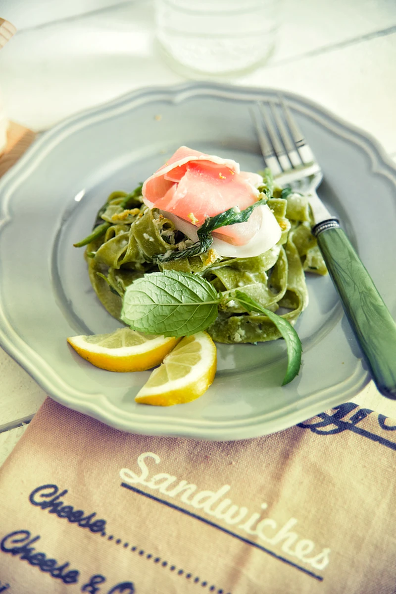 Zielone pappardelle ze szpinakiem i szynką