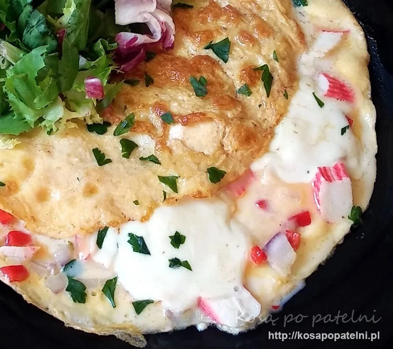 Omlet z surimi i mozzarellą