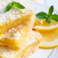 Cytrynową masę wylewam na podpieczony spód! Przepis na pyszne kwadraciki z kremem i cukrem pudrem