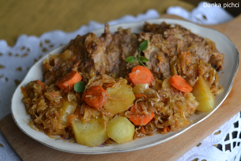 Karkówka zapiekana w kapuście kiszonej