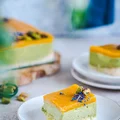 Sernik matcha z musem mango na kokosowym spodzie
