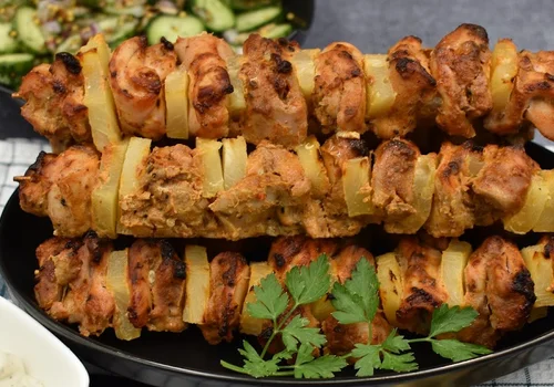 Szaszłyki z udek kurczaka z ananasem