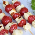 Szaszłyki z sera halloumi i pomidorków koktajlowych