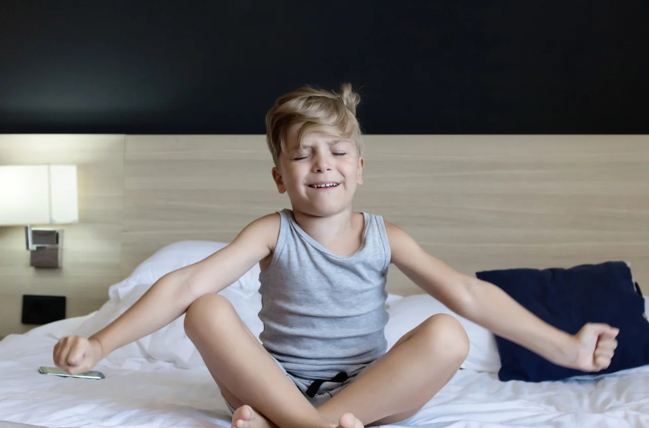 Dlaczego dzieci jesienią budzą się częściej w nocy? To wcale nie przypadek