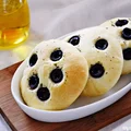 Mini focaccie z oliwkami