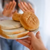 To nie gluten szkodzi jelitom najbardziej! Uwaga na ten popularny składnik