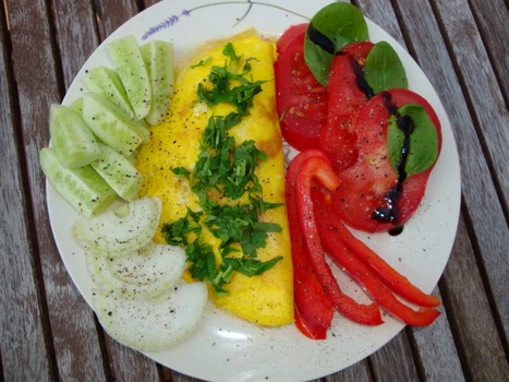 Letni omlet z żółtym serem i świeżymi warzywami