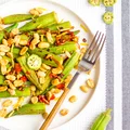 Okra z czosnkiem, chili, cytryną i orzeszkami