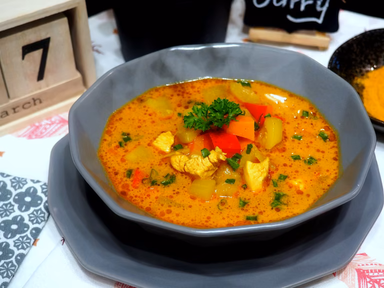ZUPA CURRY Z KURCZAKIEM I CUKINIĄ