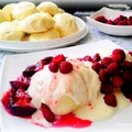 Pampuchy z Karmelizowanymi Śliwkami, Malinami i Jogurtem