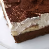 Browni z bitą śmietaną i bananami