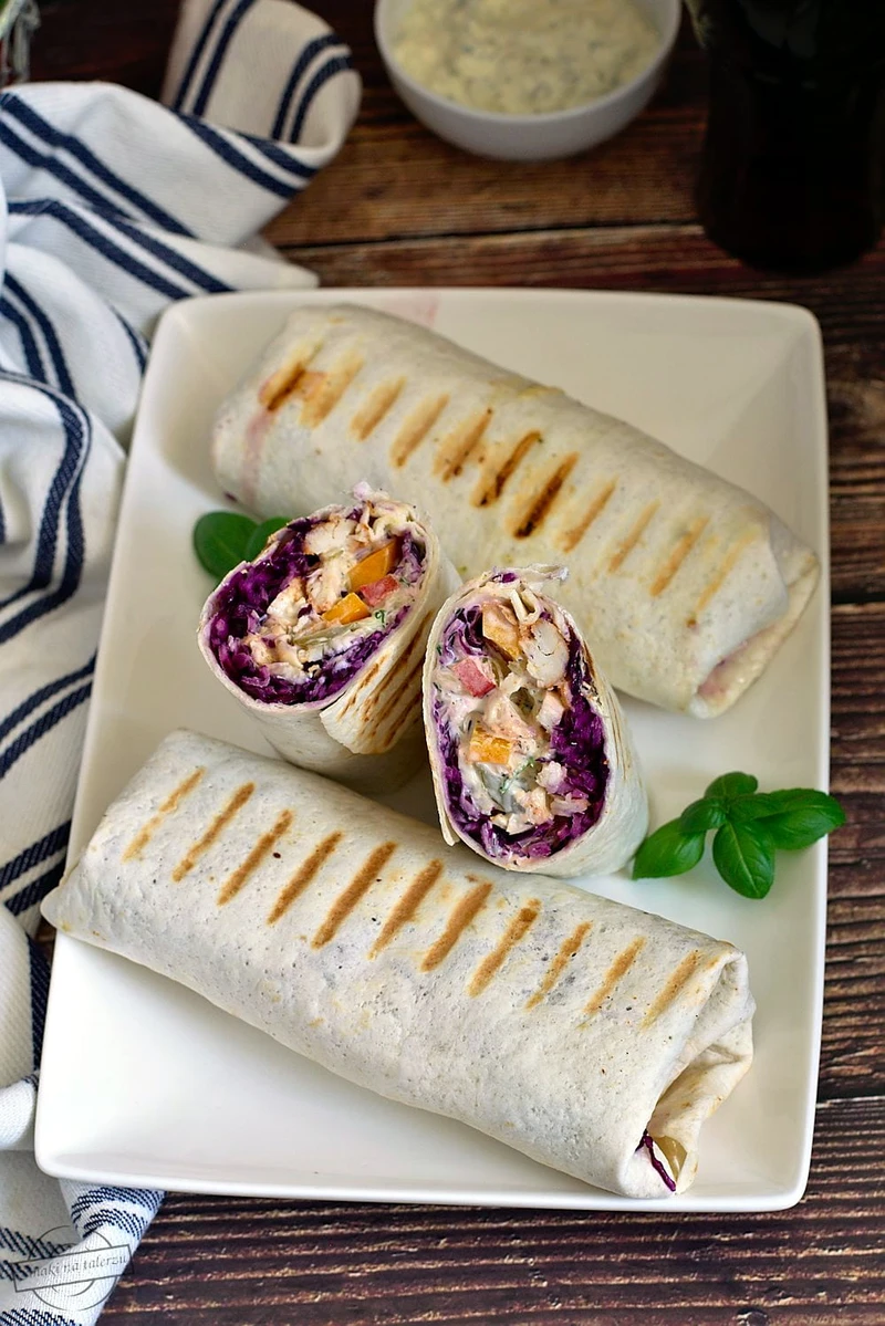 Tortilla kebab z czerwoną kapustą