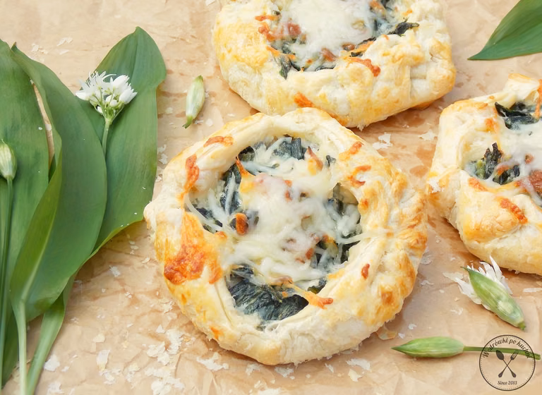 Śniadaniowe mini tarty z czosnkiem niedźwiedzim i szynką parmeńską