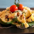 Makaron z rukolą, szynką parmeńską i pomidorkami koktajlowymi