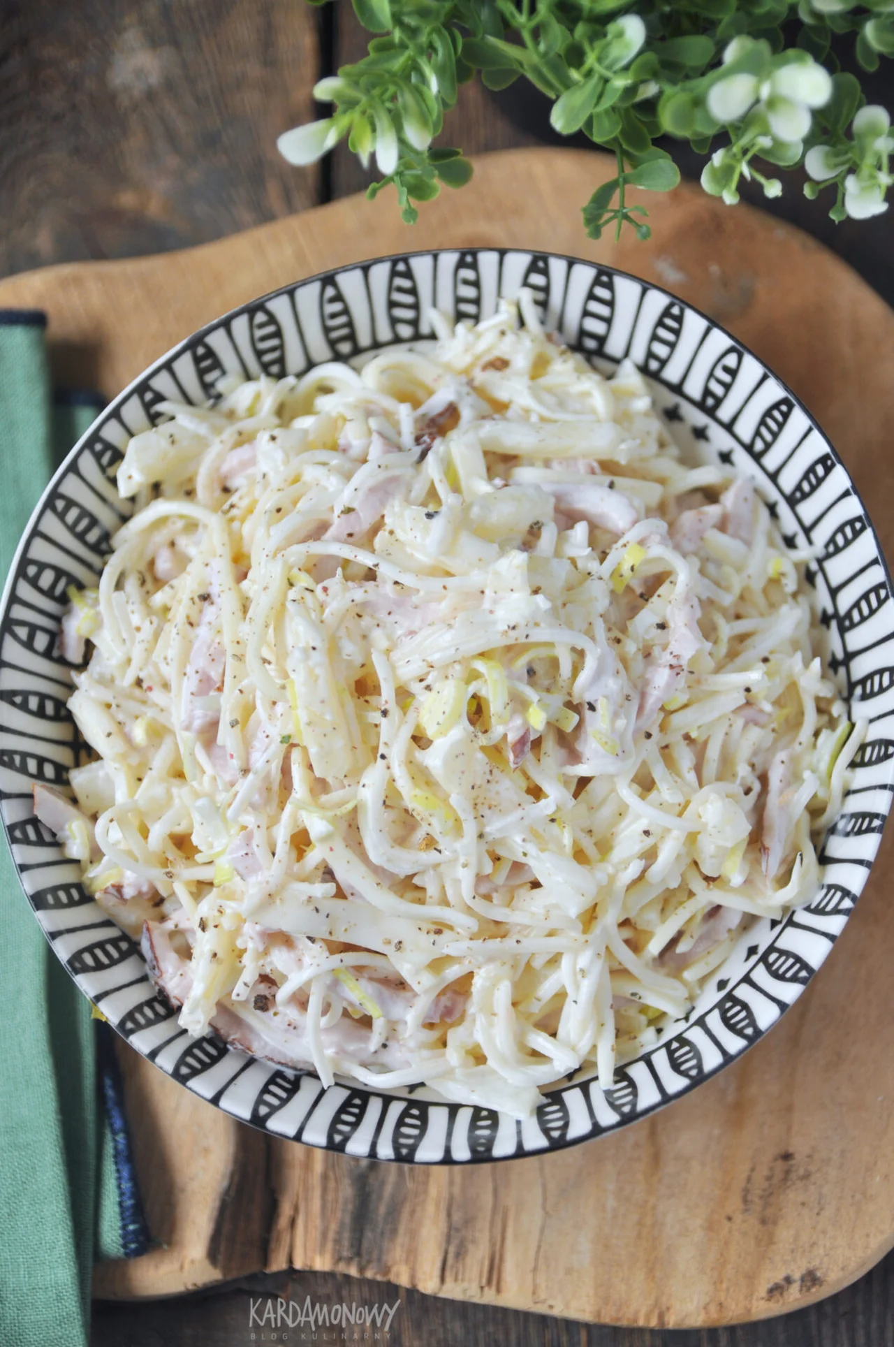 Sałatka z selerem konserwowym, porem, szynką i ananasem