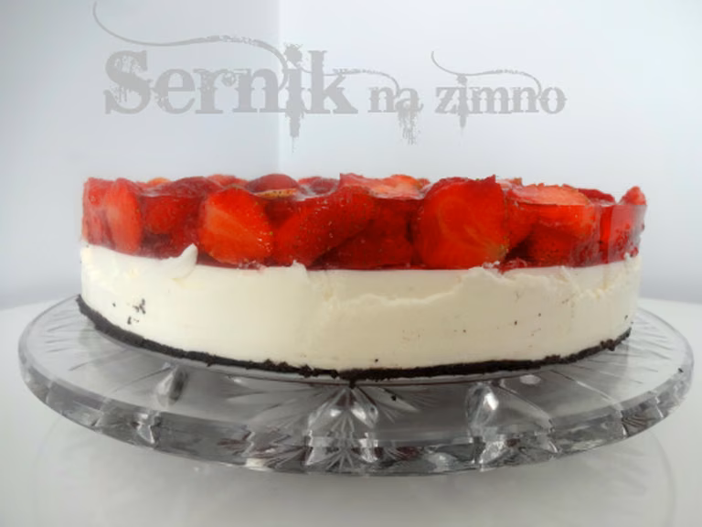 Sernik na zimno z twarogu z truskawkami