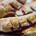 Grzebienie z ciasta francuskiego z dżemem malinowym