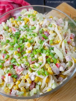 Sałatka z makaronem Chow Mein i selerem naciowym - nietypowa, ale pyszna