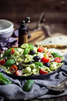 Sałatka makaronowa z pesto z rukoli i mozzarellą