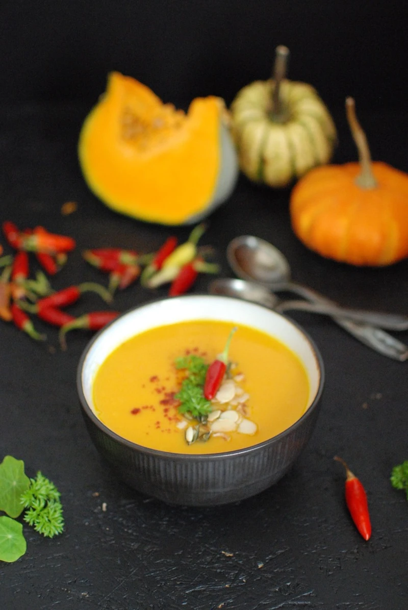 Kremowa zupa z dyni z curry, mleczkiem kokosowym i sokiem z pomarańczy