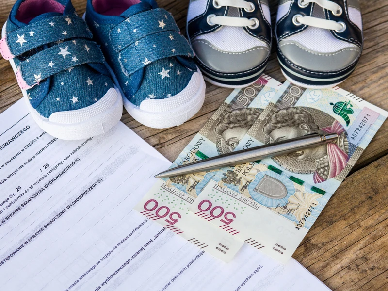 800 plus - Ci rodzice muszą złożyć dwa wnioski! Błąd może przysporzyć problemów