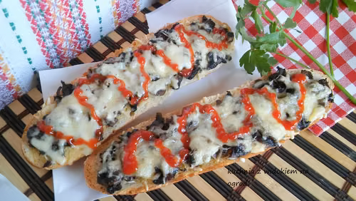 Zapiekanki z pieczarkami i serem żółtym, klasyczne jak z budki.