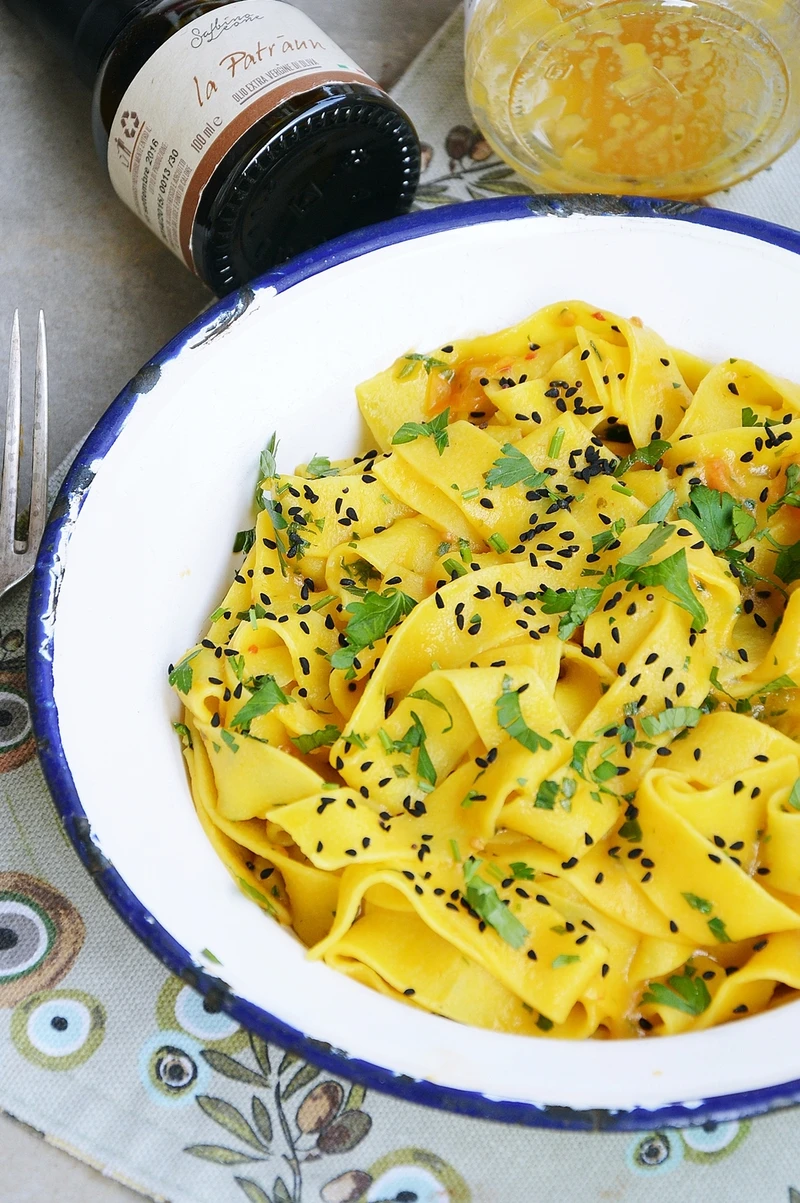 Pappardelle w sosie z żółtych warzyw z czarnuszką