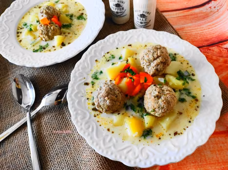 Zupa klopsowa zabielana.