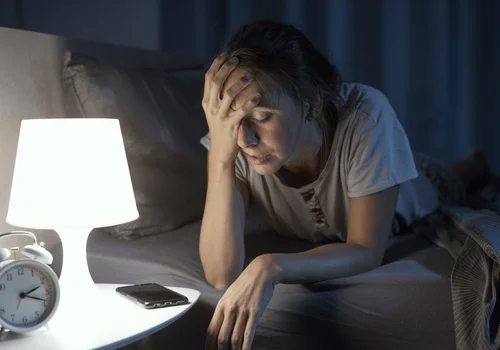 To nie stres jest główną przyczyną bezsenności! Sprawdź, co naprawdę nie daje Ci spać