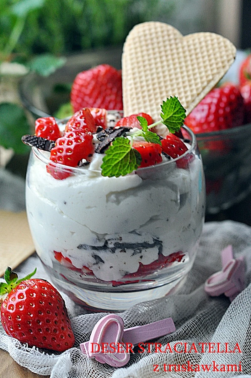 Deser stracciatella z truskawkami