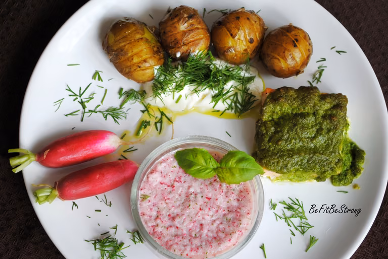 Łosoś zapiekany pod pesto z mizerią z rzodkiewki i pieczonymi ziemniakami
