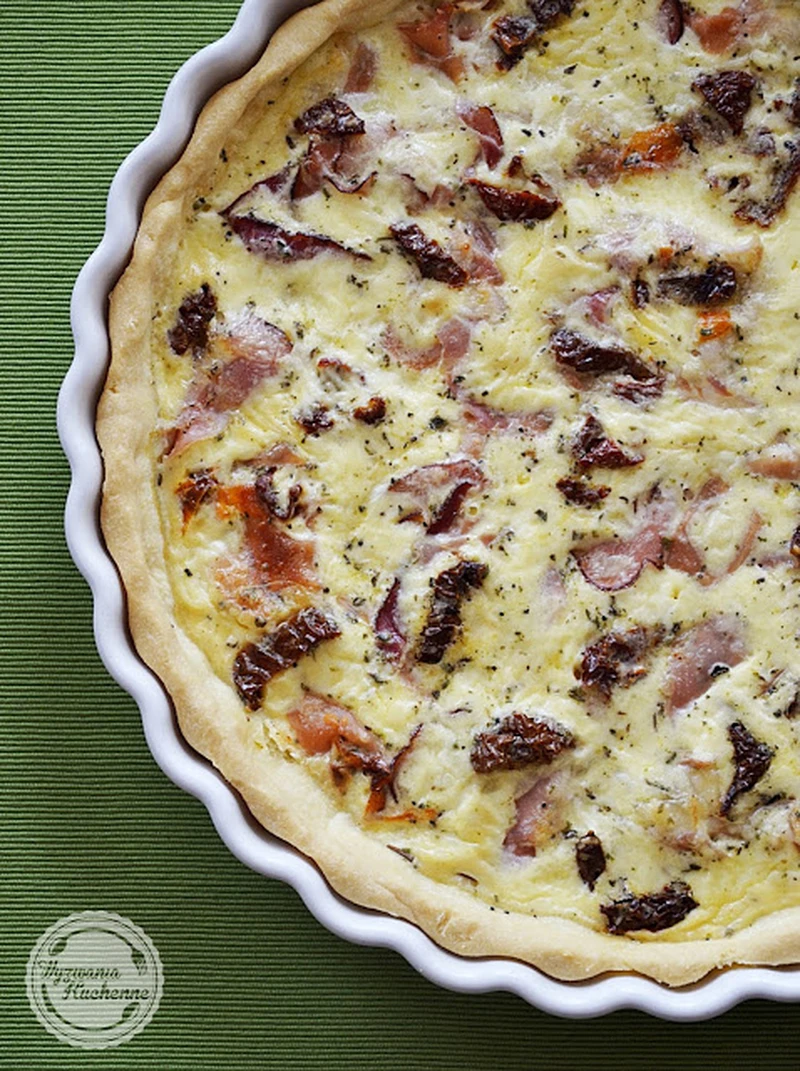 Tarta z szynką parmeńską i mozarellą