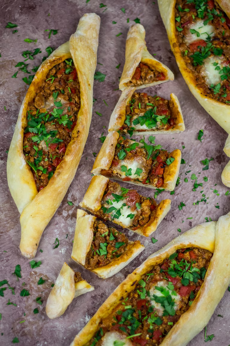 Turecka pizza - Pide z wołowiną.