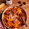 Makaron z chorizo i oliwkami w sosie pomidorowym