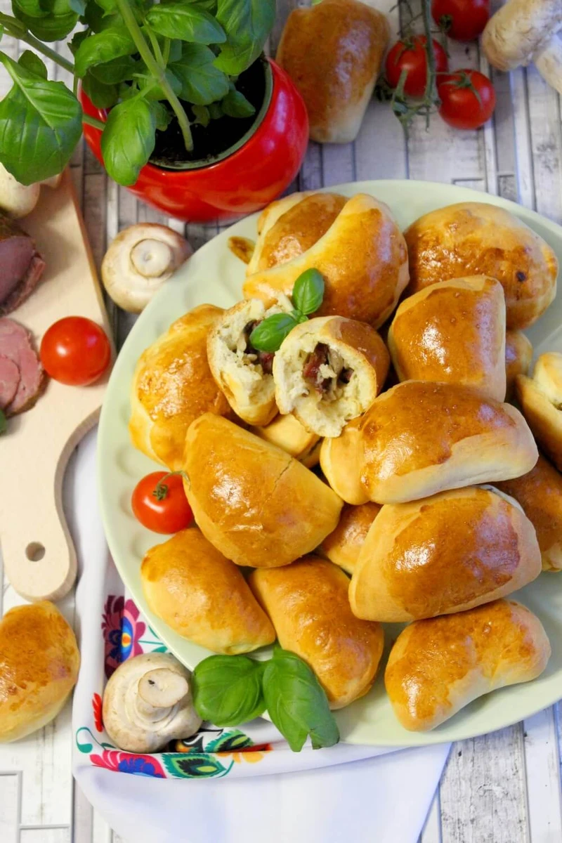 Drożdżowe pierogi z kiełbasą i pieczarkami