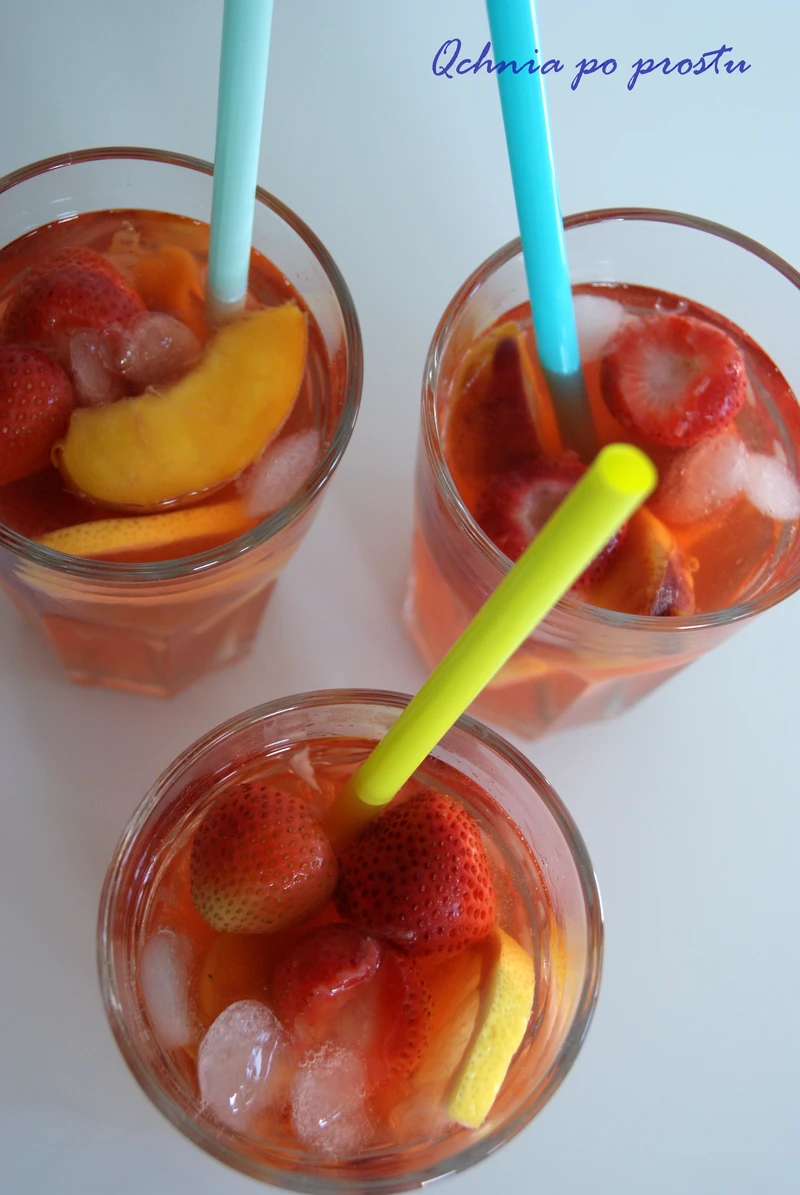 Lemoniada truskawkowa z brzoskwiniami