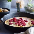Puszysty omlet miodowy z malinami