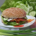 Zdrowy fast food czyli hamburger drobiowy ze świeżymi warzywami