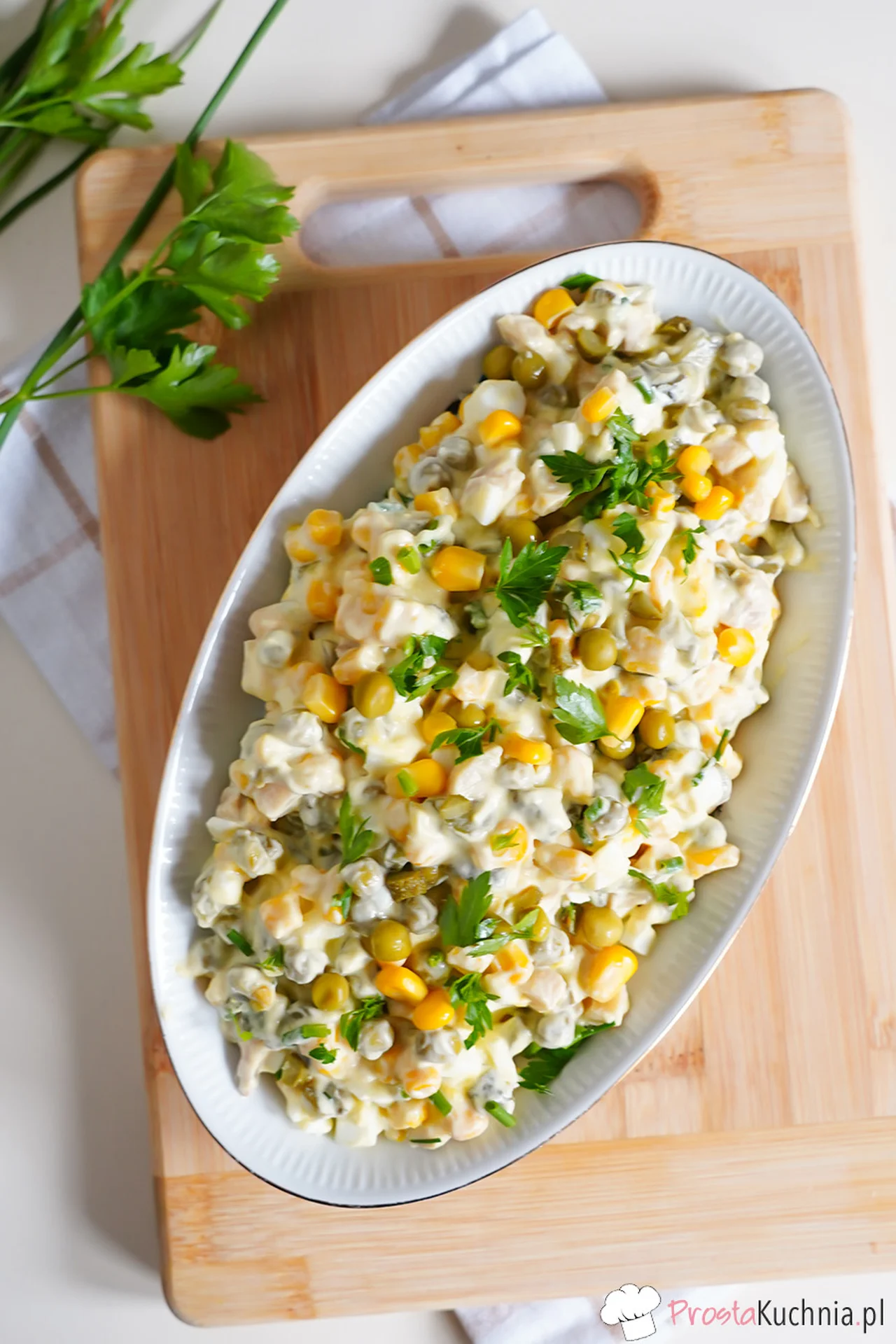Sałatka jajeczna z groszkiem, kukurydzą i marynowanymi pieczarkami