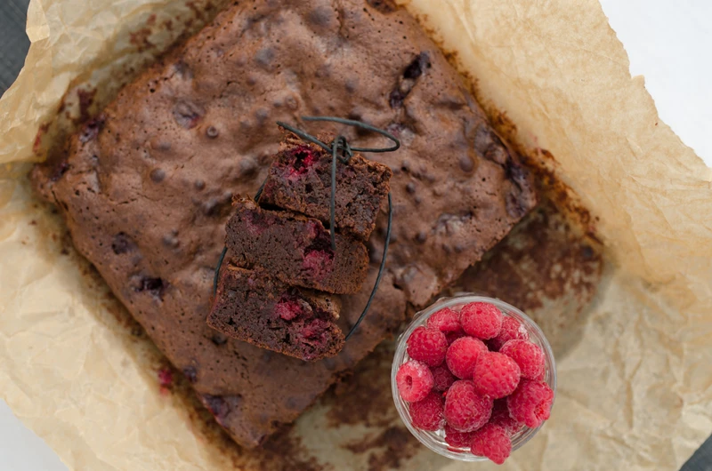 Brownie błyskawiczne z malinami.
