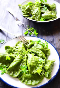 Super zielone pierogi ze szpinakiem faszerowane pieczarkami
