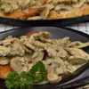 Kotlet panierowany w sosie pieczarkowym