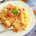 Spaghetti z pulpecikami i sosem śmietanowo-kurkowym