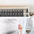 Przygotuj karton i kawałek foli aluminiowej! Ten prosty TRIK zmniejszy Twoje rachunki za ogrzewanie!