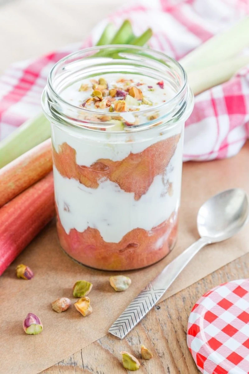 RABARBAROWE ŚNIADANIE Z PISTACJAMI