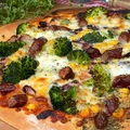 pizza z kabanosem i brokułem